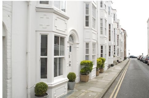 In towns Regency Houses  are often seen in crescents of terraced houses and suburban villas